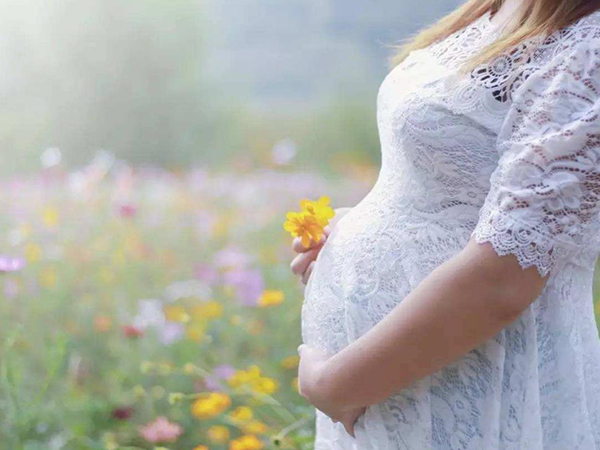 女人27岁才准备生第一胎会不会晚？