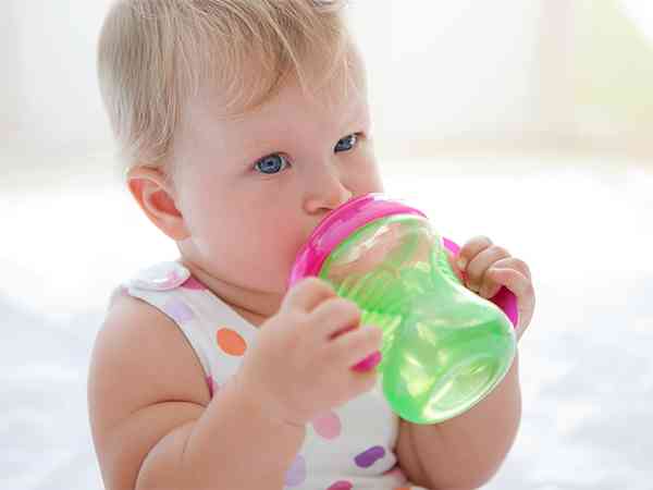 学饮杯和鸭嘴杯在孩子多大的时候开始使用?
