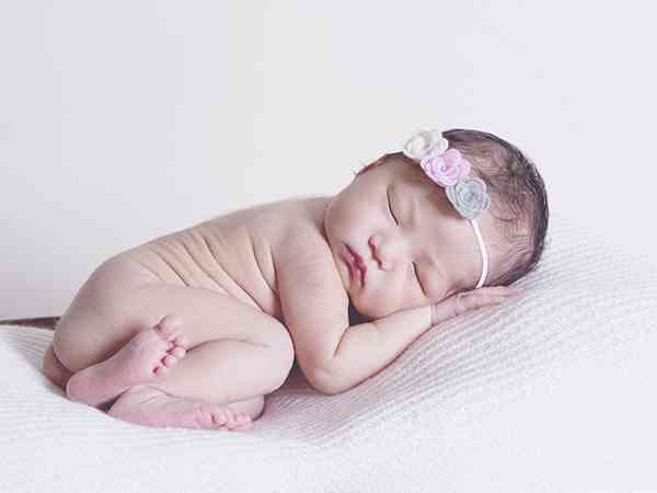 新生儿仰卧睡姿会影响头型导致头型变扁吗?