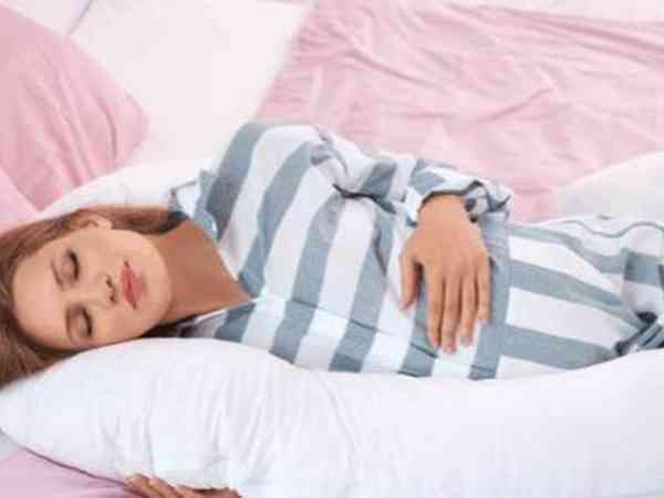 孕妇睡姿不固定会导致脐带绕颈吗？