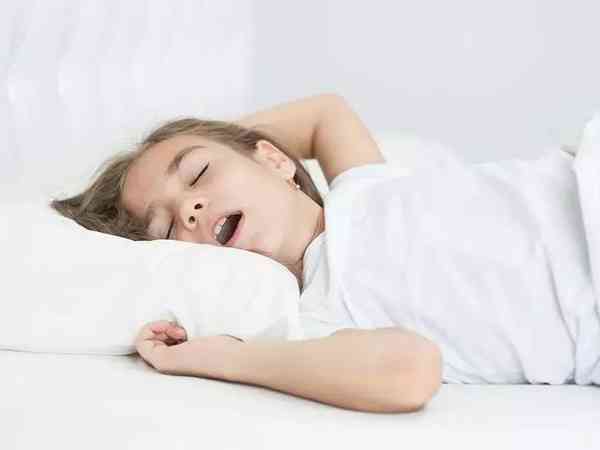 宝宝张着嘴睡觉是呼吸不畅还是腺样体肥大造成的？