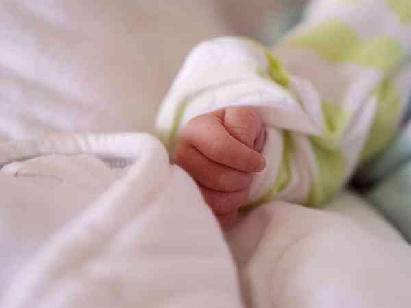 14个月宝宝尿黄、有眼屎、睡不踏实是什么原因造成的？