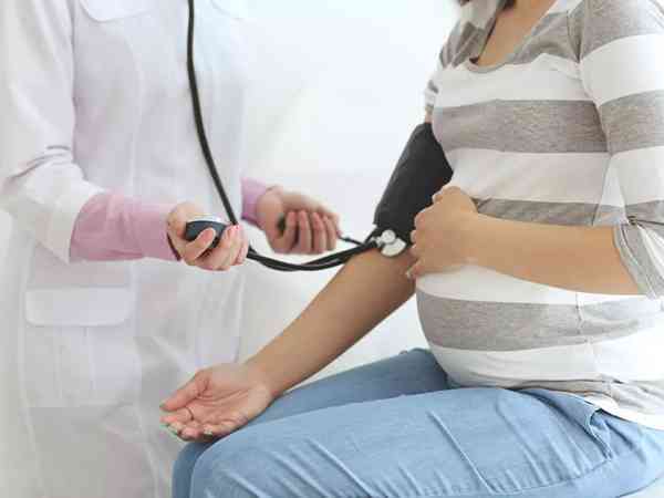 孕妇血压偏高135/82会出现什么症状？