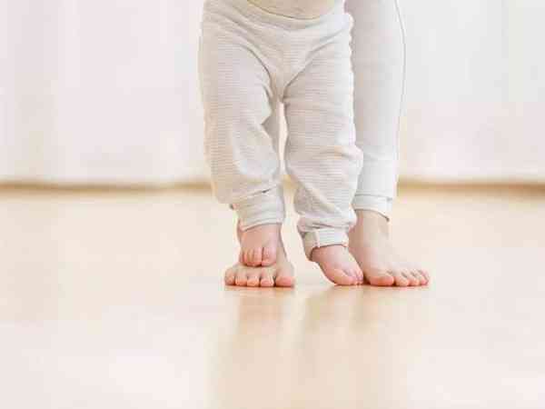 2岁宝宝b超检查正常但走路一瘸一拐，是什么原因造成的？