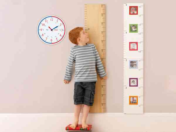 四岁男孩子身高98cm体重16.5kg，在正常标准范围内吗？