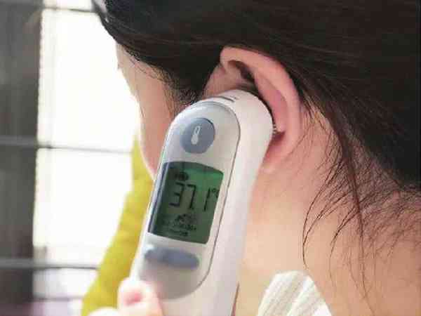 宝宝耳温长期37.4度以上，肛温比耳温高一点点正常吗？