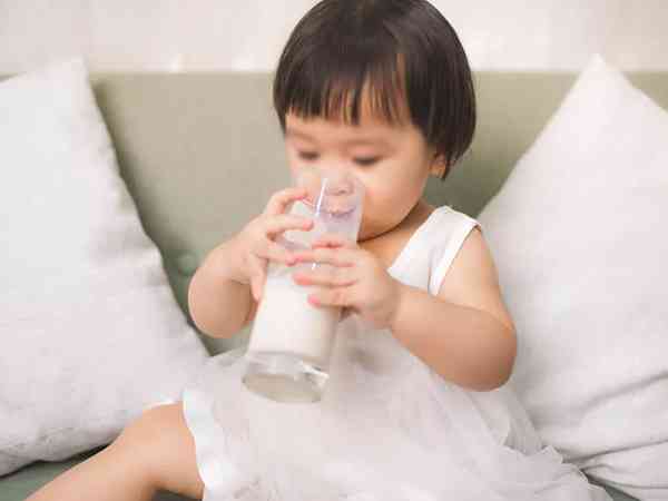 两岁半宝宝常喝纯牛奶会导致大便干燥拉血吗？