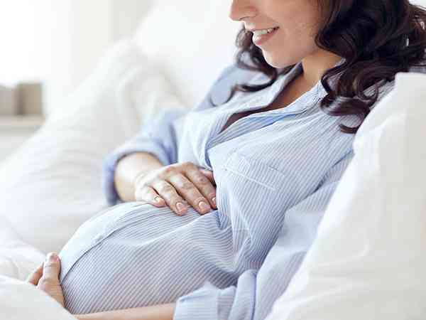 孕22周下面偶尔有水样分泌物无色无味是正常的吗？