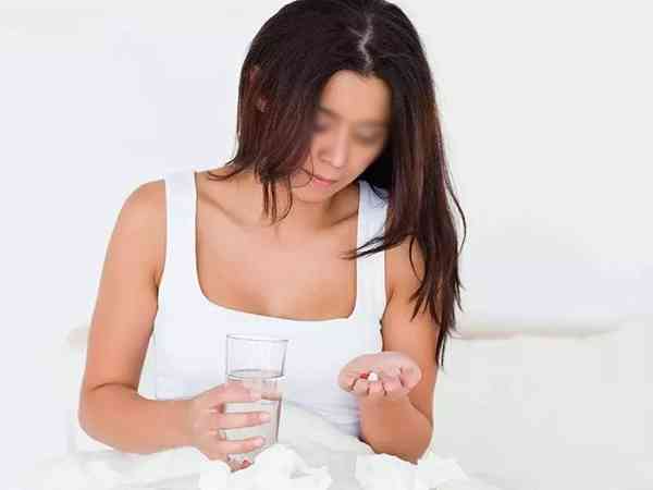 哺乳期发烧咳嗽有黄痰，流清鼻涕能吃药喂奶吗？