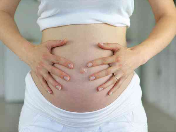孕早期肚子受到撞击，隔天轻微出血对胎儿有影响吗？