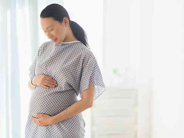 孕晚期肚子右侧按压有痛感，同侧睡肚子疼正常吗？