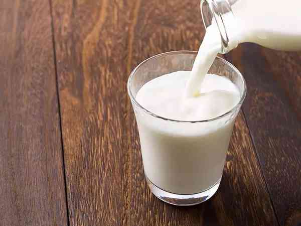 宝宝母乳喂养腹泻，便里有血丝是妈妈喝牛奶的原因吗？