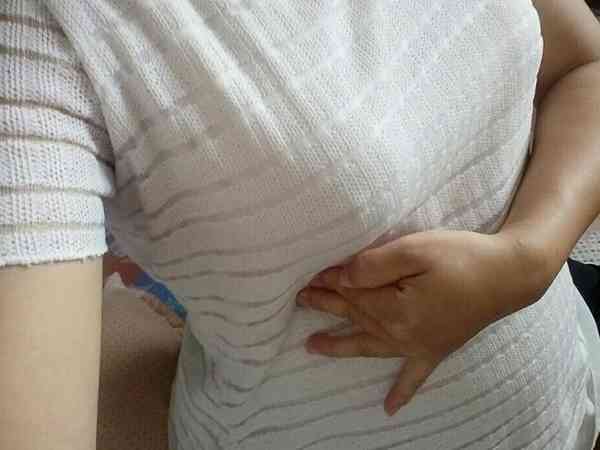 孕中期胸下面的肋骨偶尔会疼是缺钙吗？