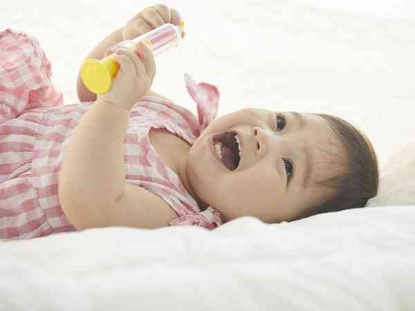 5个月宝宝没有感冒抬头时声音嘶哑是喉头水肿了吗？
