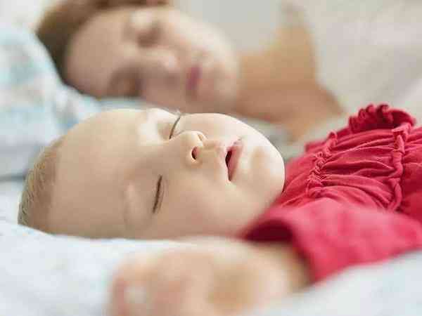 三个月宝宝睡觉鼻子堵咳嗽不吃药能自愈吗？