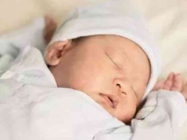宝宝睡觉不踏实哼唧哭闹，除了缺钙还有其他原因吗？