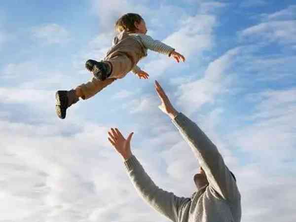 爸爸举高高失手一岁半儿子摔进ICU，带娃还要避免哪些动作？