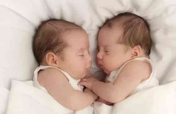鞍形子宫做试管婴儿可以移植两个胚胎怀双胞胎吗？