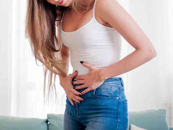 囊胚移植胚胎5ab没有着床的征兆包括腹痛吗？