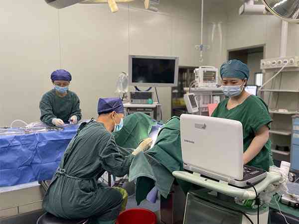 宫腹腔镜微创手术当天能不住院自己走吗？