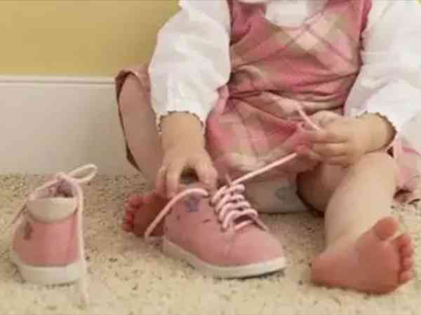 1岁半的宝宝学走路适合穿机能鞋还是普通平底鞋？