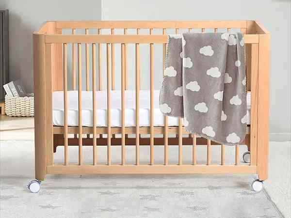 一个月新生儿单独睡婴儿床的利弊各有哪些？