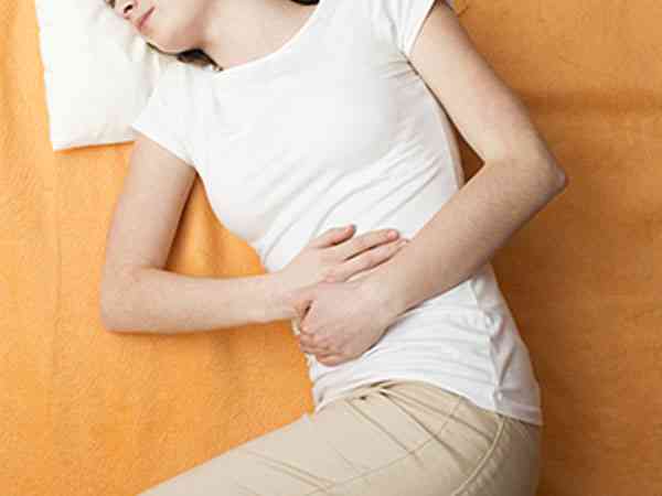 胚胎着床痛是小腹两侧刺痛还是中间胀疼？