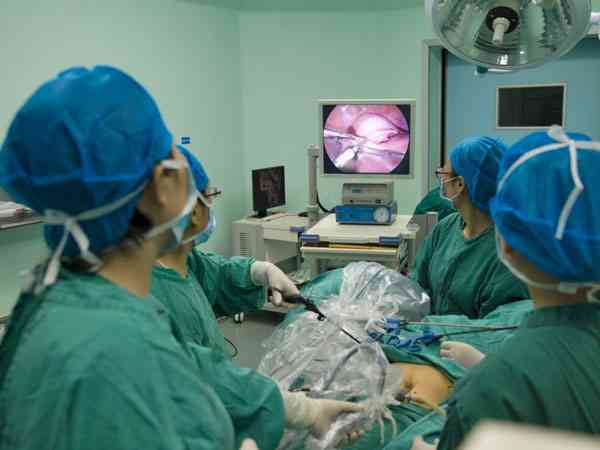 腹腔镜手术后一个月移植胚胎成功率高是真的吗？