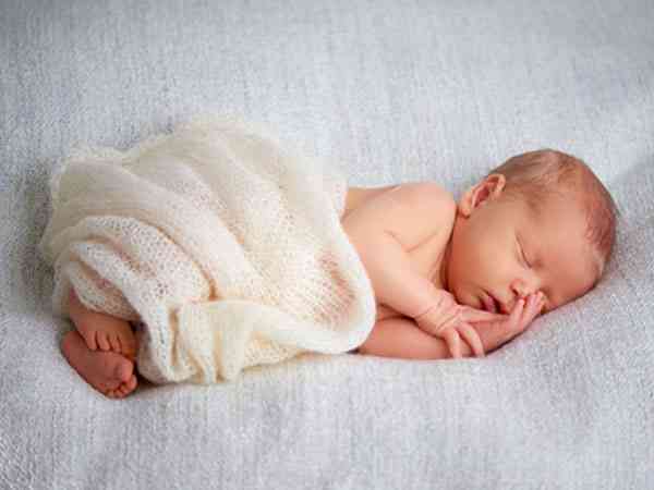 一个月婴儿正确睡姿图片到底是侧躺还是仰睡？