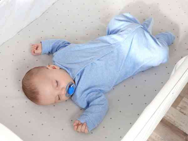 三个月新生儿睡姿多久换一次比较好？
