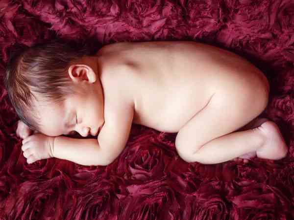 月子里宝宝正确的睡姿是侧躺睡还是平躺睡？