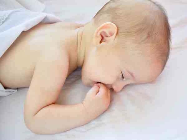 宝宝5种错误睡觉方式图片中包括趴着睡吗？