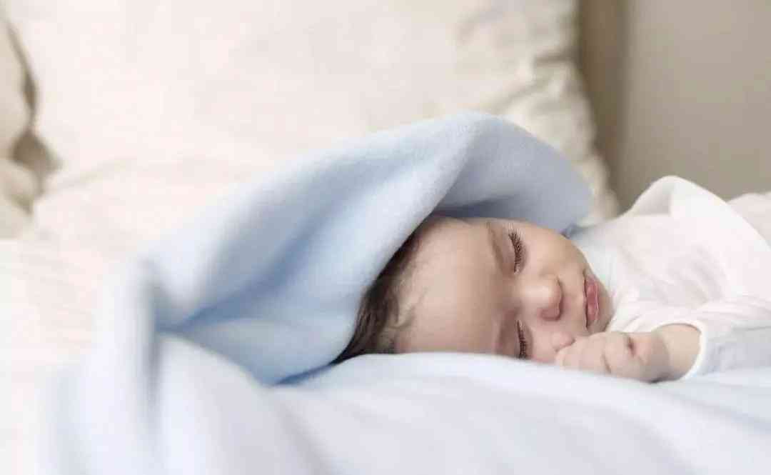 婴儿侧睡正确姿势图解：长期只侧头不侧身子需警惕