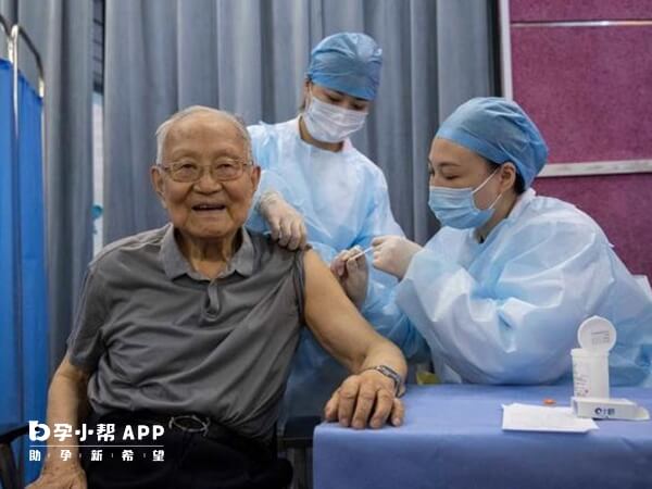 85岁汪品先院士接种新冠疫苗