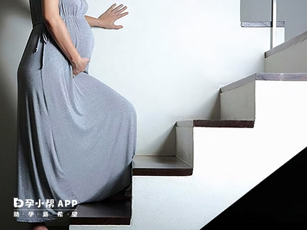 孕晚期爬楼梯会增加跌倒风险