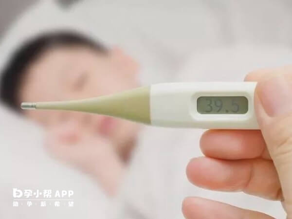 宝宝发烧到通常是感冒引起的