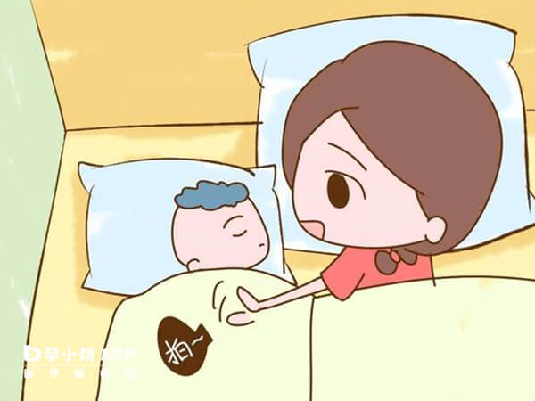 轻拍宝宝睡觉