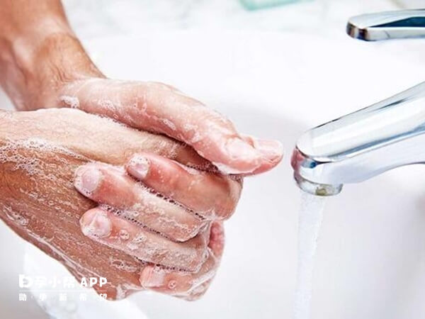 新生儿患毒性红斑接触前必须洗手