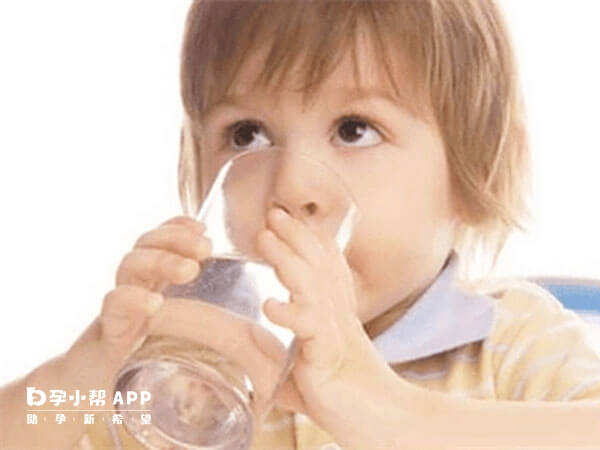 多喝温水有利于退热和疾病恢复