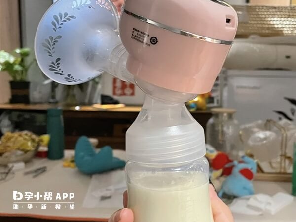 电动吸奶器能帮助储存母乳