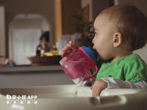 新生儿攒肚可以多喝水改善