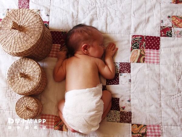 要经常改变宝宝的睡觉姿势