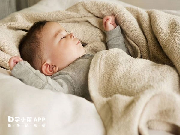 正确的睡觉姿势有利于宝宝的生长发育
