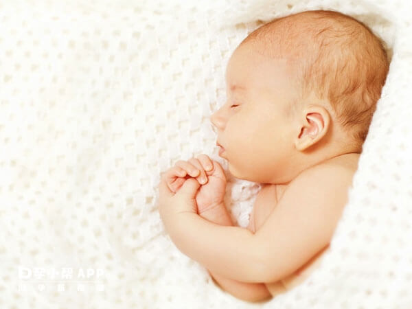 新生儿要经常变换睡觉姿势