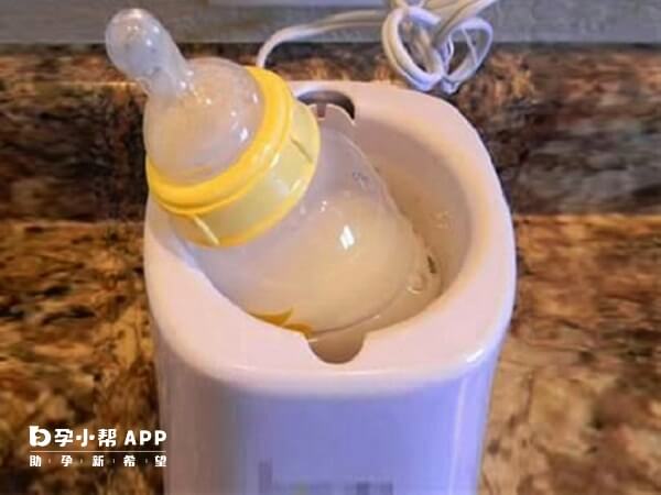 一般冷冻的母乳在45度水里大约5-10分钟左右能热