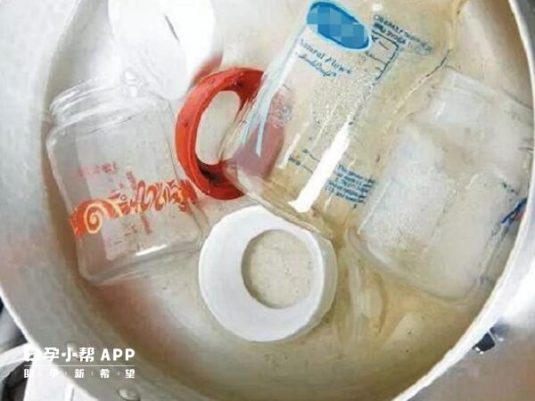 玻璃奶瓶最常用的消毒方式就是采用高温沸水煮沸的方式进行消毒