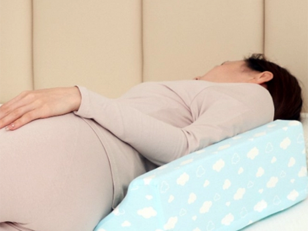 胚胎着床后可以侧身睡觉吗？不同时期睡姿应有变化