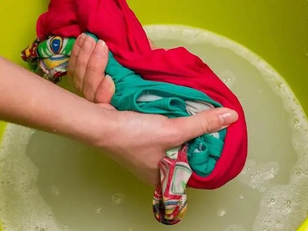 移植后第三天可以坐着手洗衣服吗？会不会影响胚胎着床？