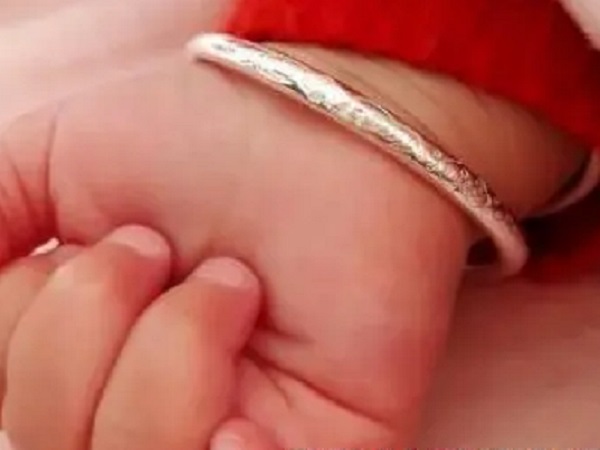 宝宝满月戴的一对长命锁银镯子是奶奶买还是外婆买？