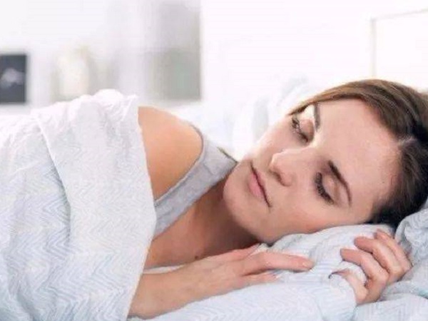 移植后经常睡觉被热醒出汗多是好孕的征兆吗？